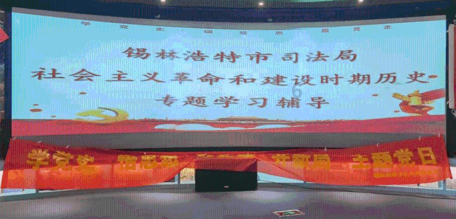 一只流浪狗渴望被爱，露出肚皮让女生抚摸，还心惊胆战看着周围！